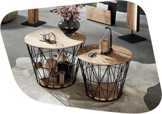 zwei Couchtische mit Holztischplatte und Korb als Korpus