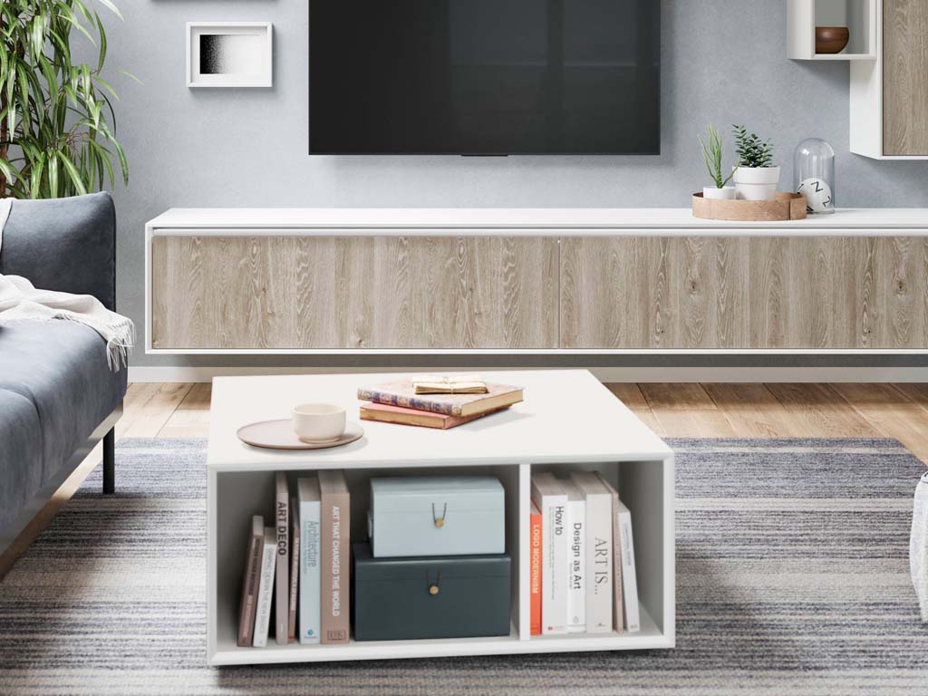 weißer couchtisch mit stauraumfächer und rollen mit bücher und boxen