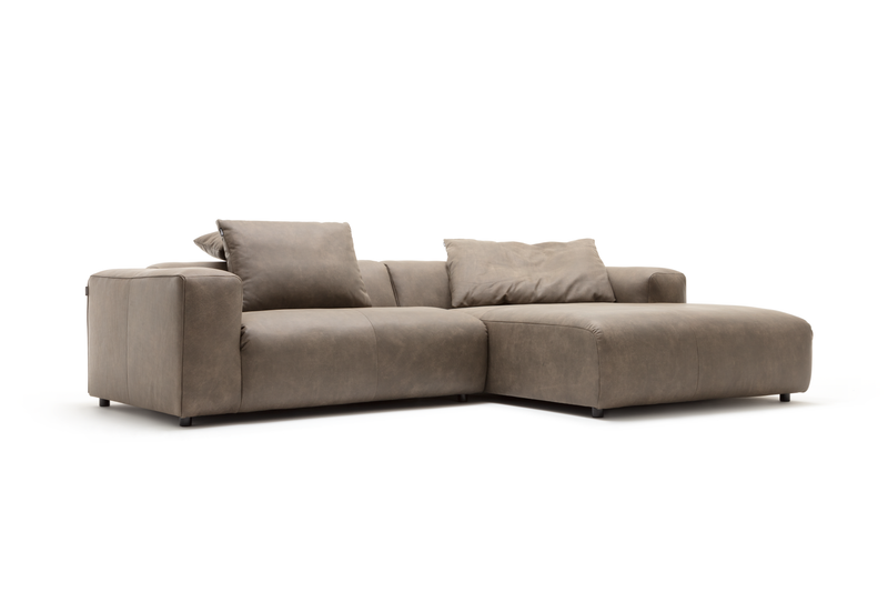 Geräumiges braunes Ecksofa mit komfortablen Kissen, ideal für stilvolle Wohnzimmer