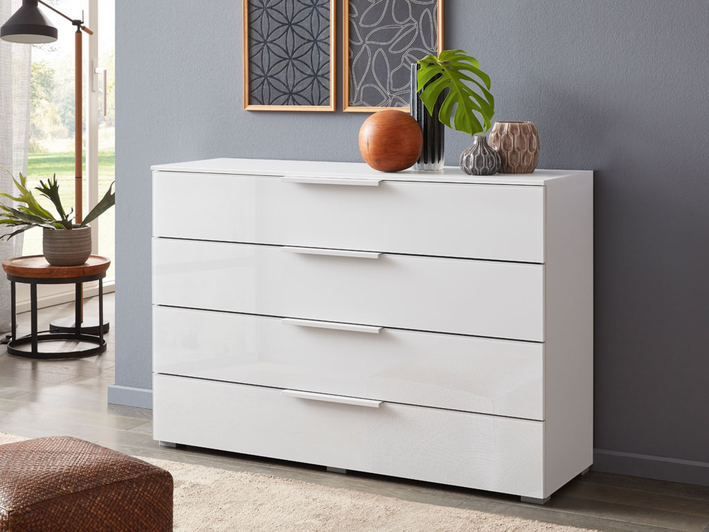 weiße Kommode mit vier Schubladen in einem modernen zimmer stilvoll dekoriert