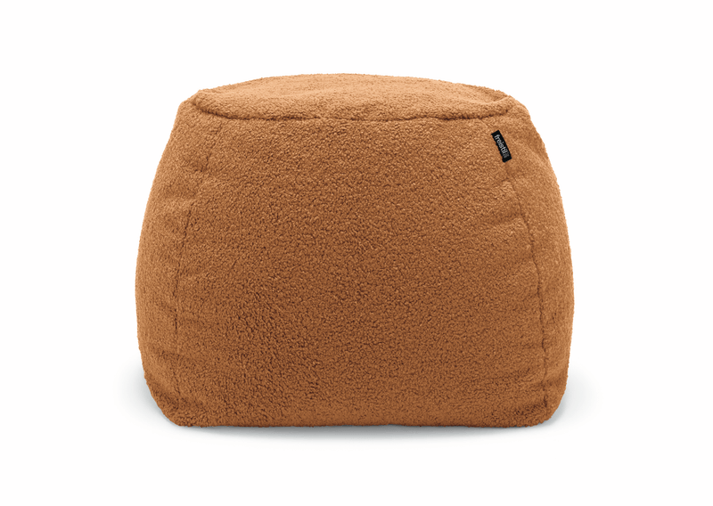 freistil Rolf Benz 173 - Pouf rund | Teddy Edition | 6534 orangebraun Brauner Sitzpouf aus weichem Teddy-Stoff vor weißem Hintergrund