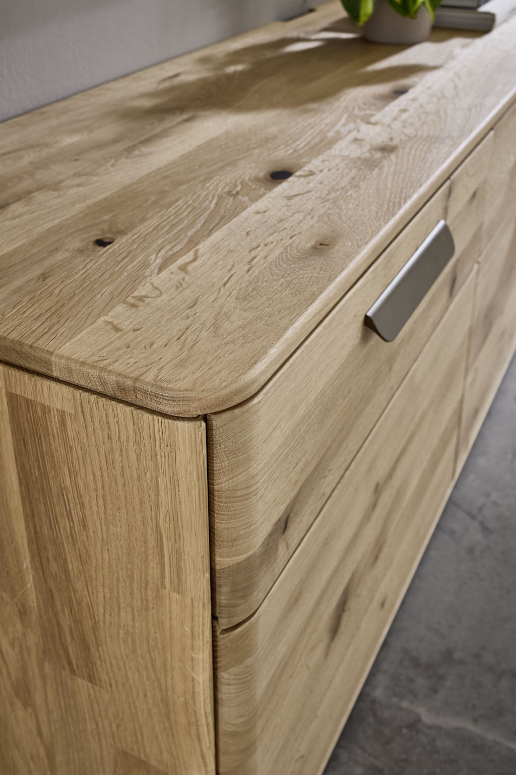 Detaillaufnahmen eines braunen Lowboards