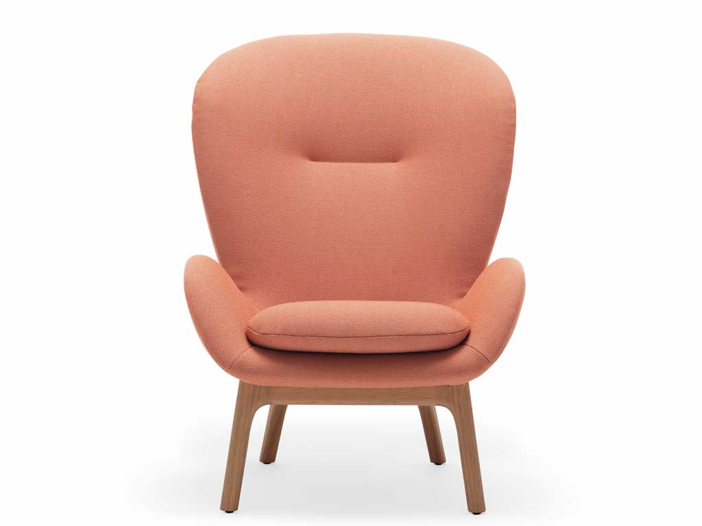 Sessel mit orangefarbenem Stoff und hölzernen Beinen in modernem Design