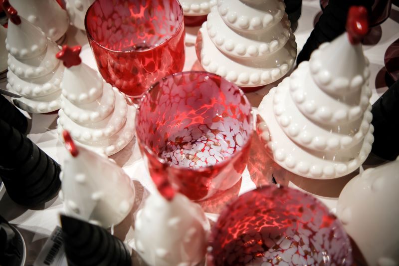 Rote und weiße Zierbäume als weihnachtliche Dekoration auf einem Tisch ausgestellt