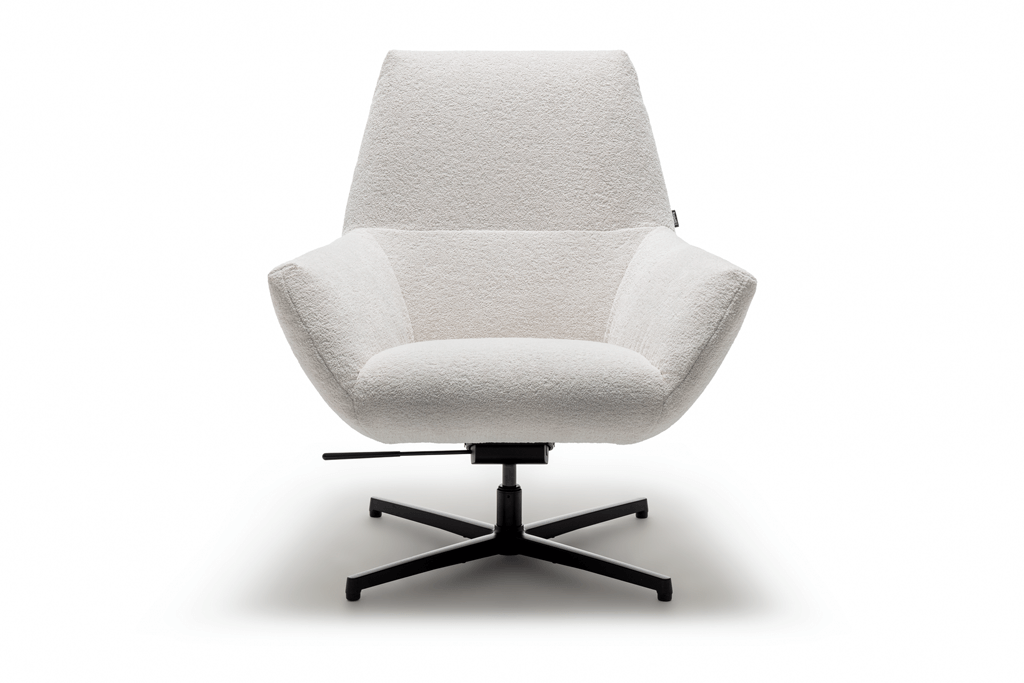 Ein stilvoller weißer Drehsessel mit weicher Polsterung und stabilem schwarzen Metallfuß, ideal für modernes Wohnen