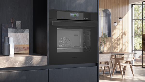 Seitenansicht des Backofens im 45-Grad-Winkel, die das flache Design und die nahtlose Integration in die Küchenfront zeigt.
