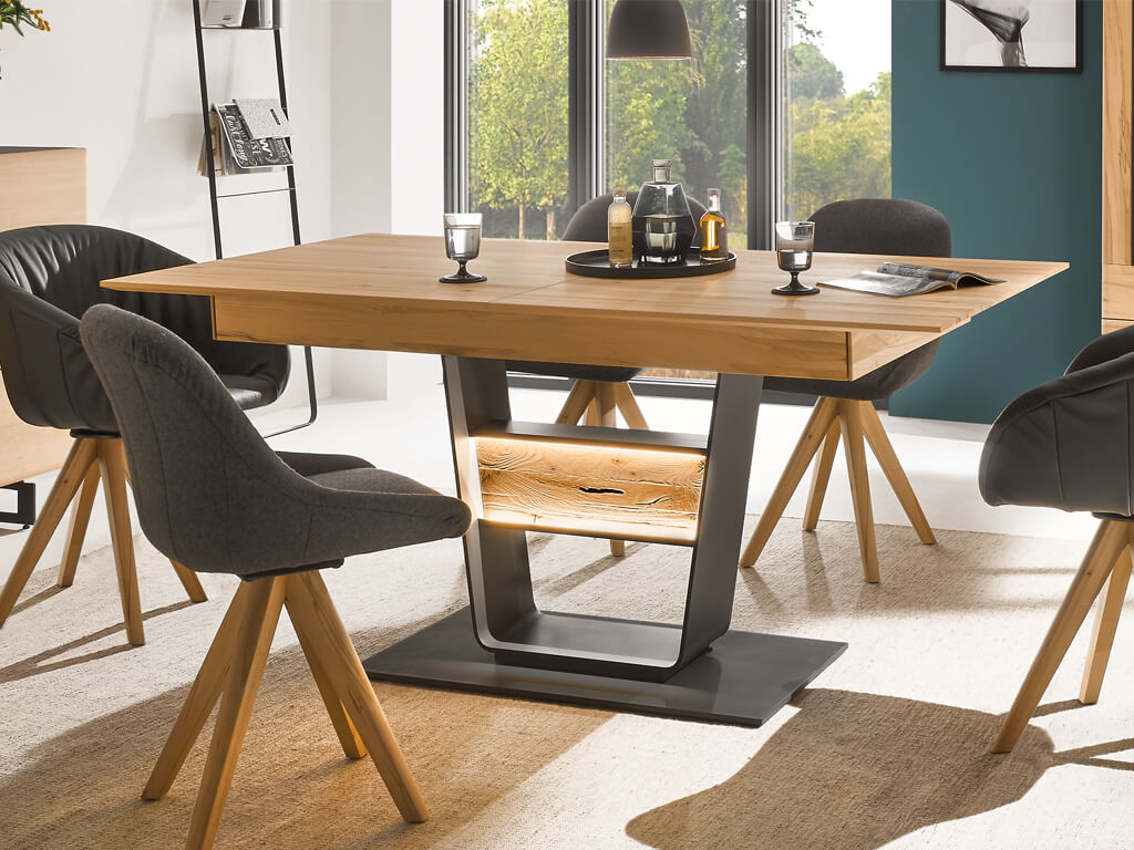 hartmann Knud - Esstisch, ausziehbar | 1586 / 1587 | Kernbuche Esszimmer mit modernem Esstisch aus Holz und Metall, umgeben von eleganten Stühlen, im Sonnenlicht