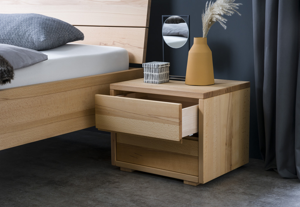 brauner Nachttisch mit zwei Schubladen ohne Griff stilvoll dekoriert in einem modernen zimmer stehend an einem bett vera von Hasena