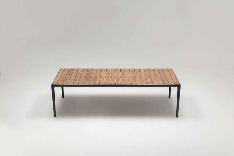 Esstisch aus Holz mit schwarzem Metallrahmen, ideal für moderne Esszimmer