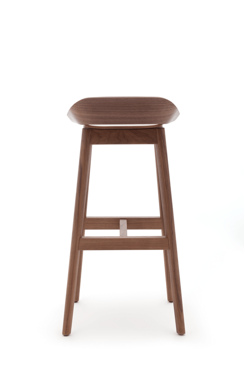 Moderner Barhocker aus Walnussholz mit klaren Linien und zeitlosem Design