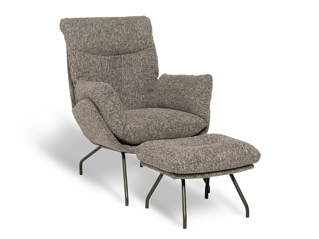 Grauer Sessel mit passender Fußablage auf schwarzen Metallbeinen