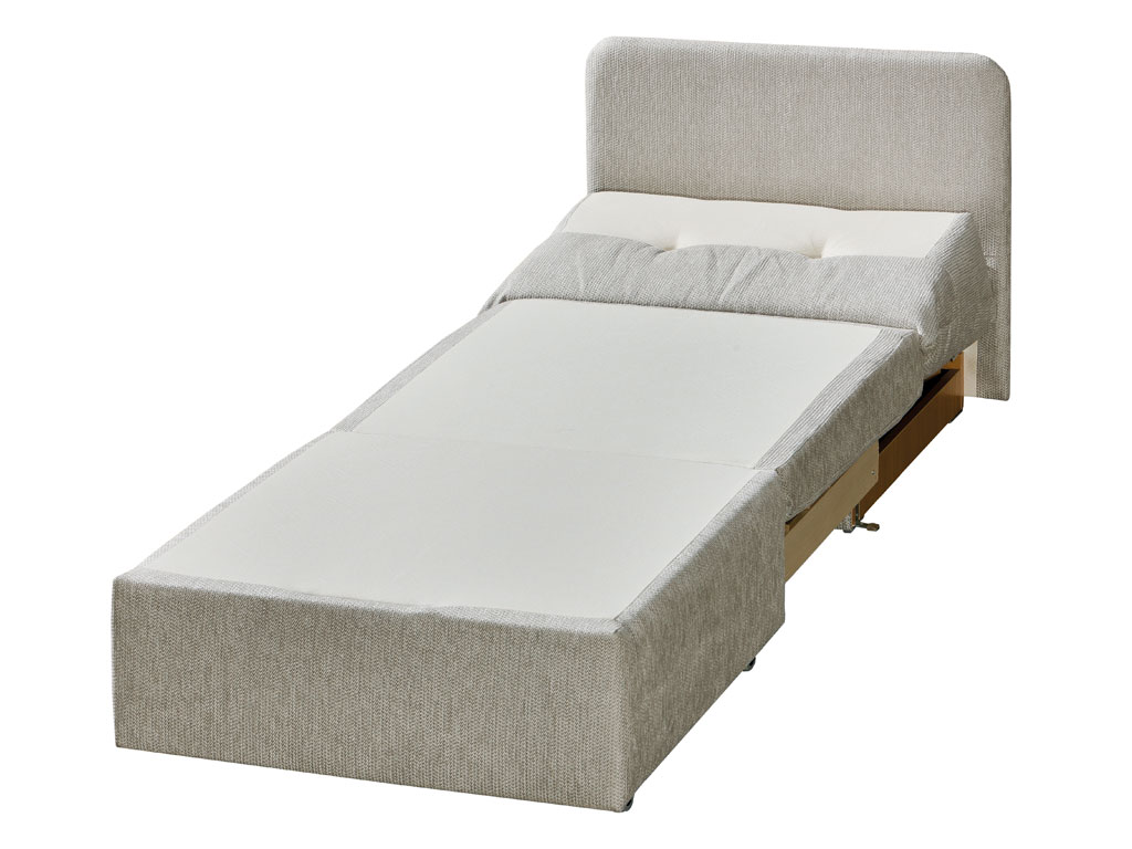 beiger aufgeklappter Schlafsessel mit Polsterrücken vor weißem Hintergrund