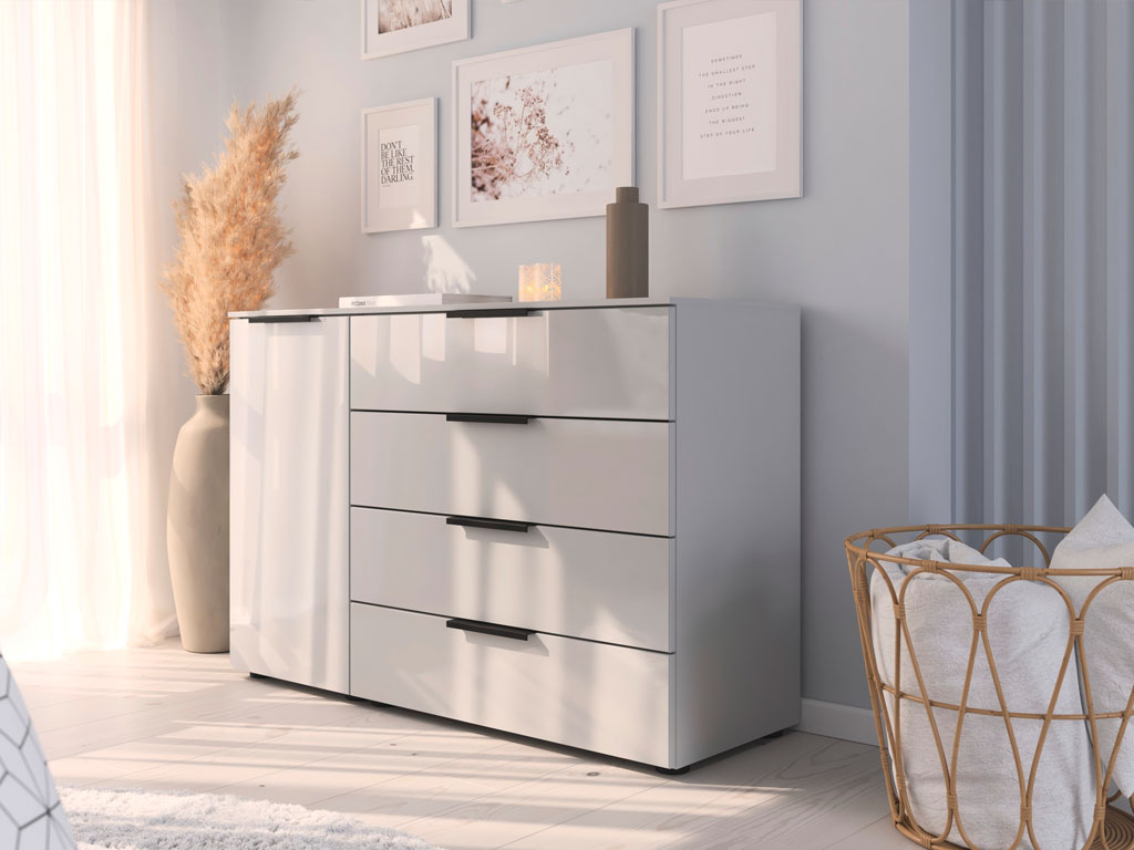 weiße Kommode mit vier Schubladen und einer Drehtür mit schwarzen Griffen stilvoll dekoriert in einem modernen Raum