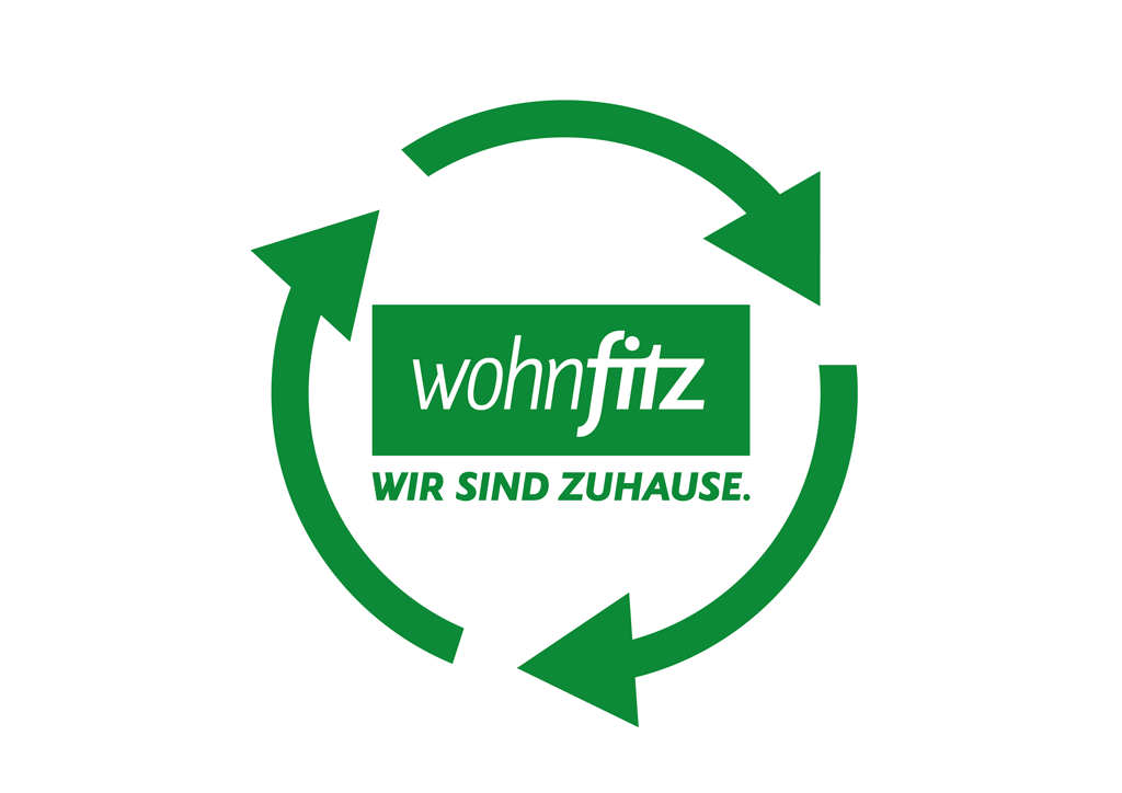 Wohnfitz Logo mit dem Slogan 'Wir sind Zuhause' umgeben von einem grünen Pfeilkreis, der Nachhaltigkeit symbolisiert