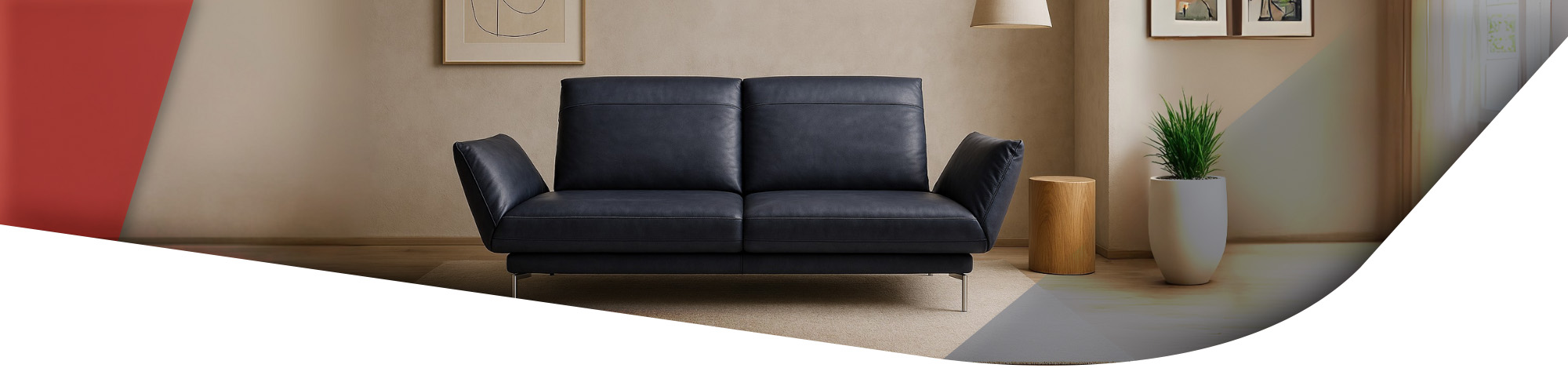 schwarze Ledercouch in Wohnzimmer vor beiger Wand