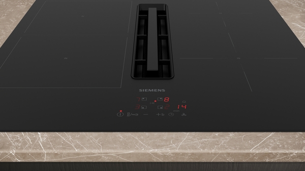 Modernes Siemens Induktionskochfeld mit integriertem Dunstabzug auf einer Marmorarbeitsplatte