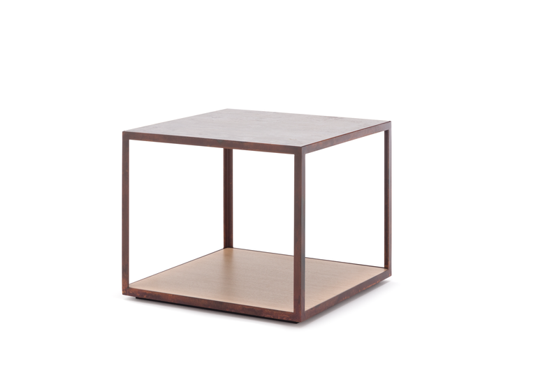 Ein minimalistischer Beistelltisch mit Metallrahmen und Holzplatte, ideal für moderne Wohnräume.