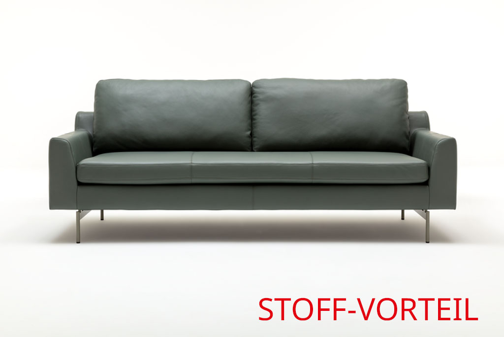 Stilvolles graues Ledersofa mit zwei Sitzpolstern und Metallbeinen auf weißem Hintergrund