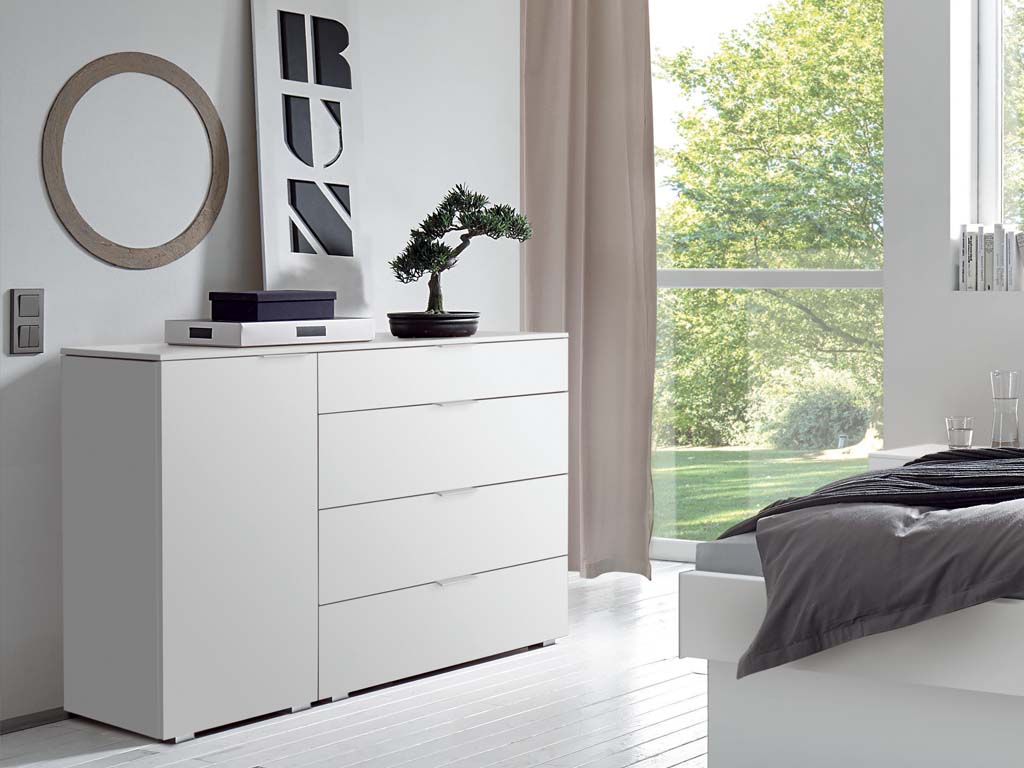weiße kommode mit vier schubladen und einer tür stilvoll dekoriert in einem modernen zimmer totrino von hasena