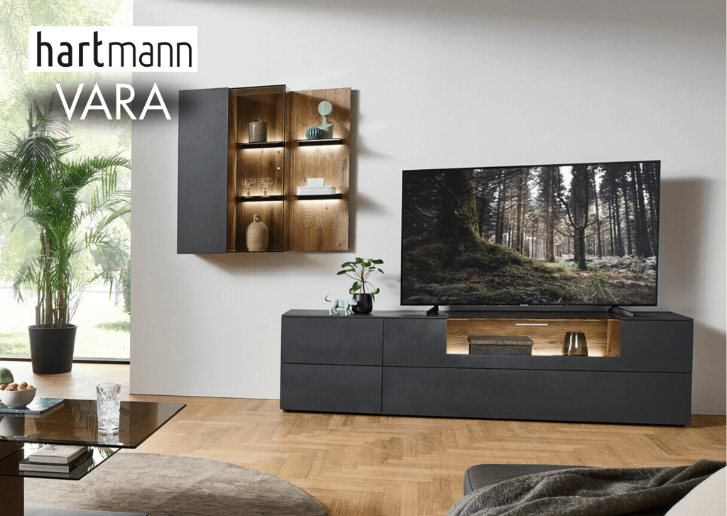 schwarze Wohnwand aus Lowboard und Hängeelement mit Beleuchtung und offenen Fächern.