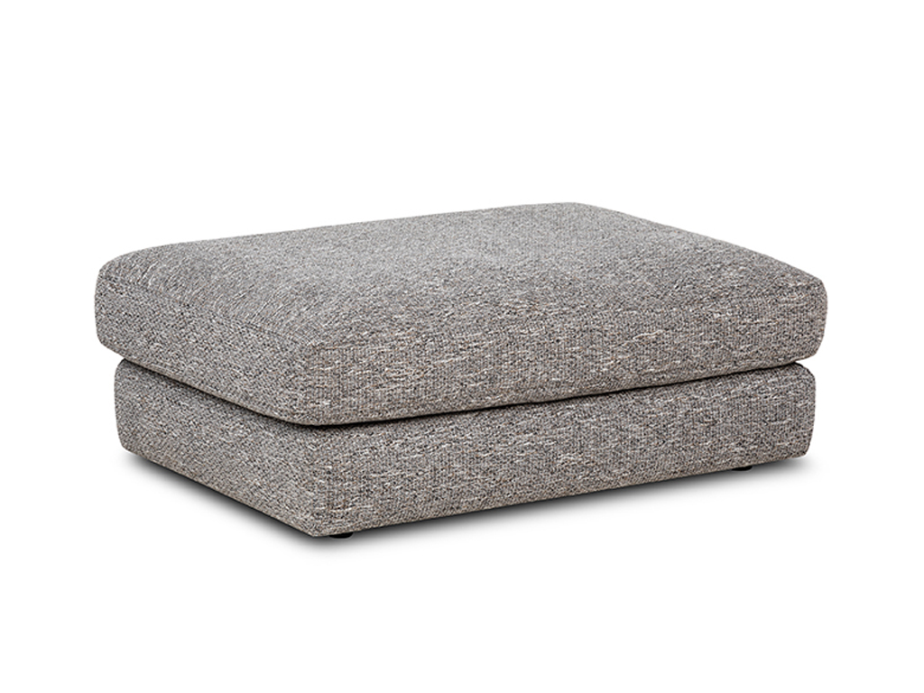 Ein rechteckiger, stoffbezogener Hocker in Grau-Beige, leicht schräg von vorne gesehen.