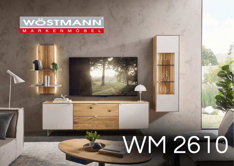 Massivholz Wohnwand mit teilweisen weißen Fronten und Beleuchteten Akzentelement
