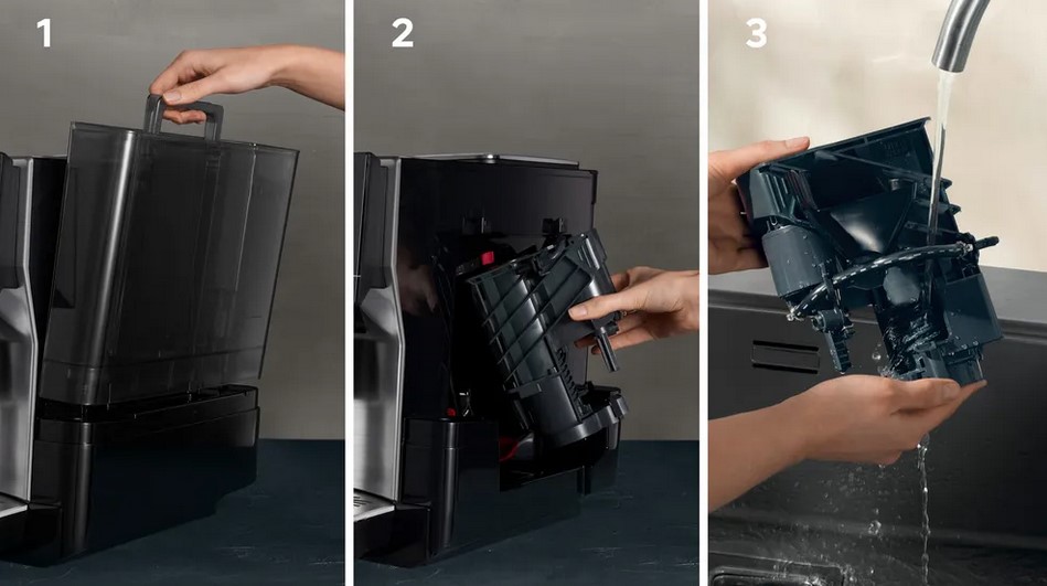 Drei Schritte zur Reinigung der Brühgruppe eines Kaffeevollautomaten: Wasserbehälter entnehmen, Brühgruppe herausziehen, Brühgruppe unter fließendem Wasser ausspülen.