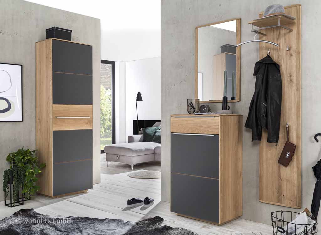 Minimalistischer Flur mit modernen Holz- und Grautönen Garderobenmöbeln, inklusive Spiegel und Schuhschrank.