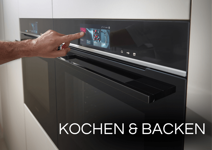 Nahaufnahme eines Siemens powerLine Backofens, welcher gerade von einer Hand bedient wird.
