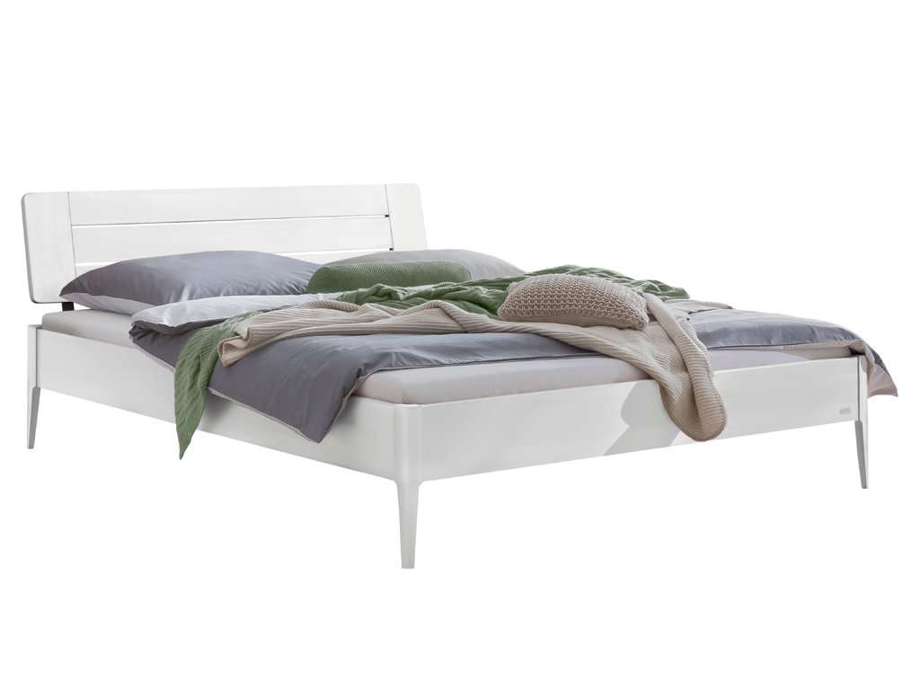 Eine Freisteller-Ansicht des Bettes "Busseto" mit einem weiß lackierten Bettrahmen. Das Bett hat ein passendes weißes Holzkopfteil und steht auf vier konischen weißen Holzfüßen.