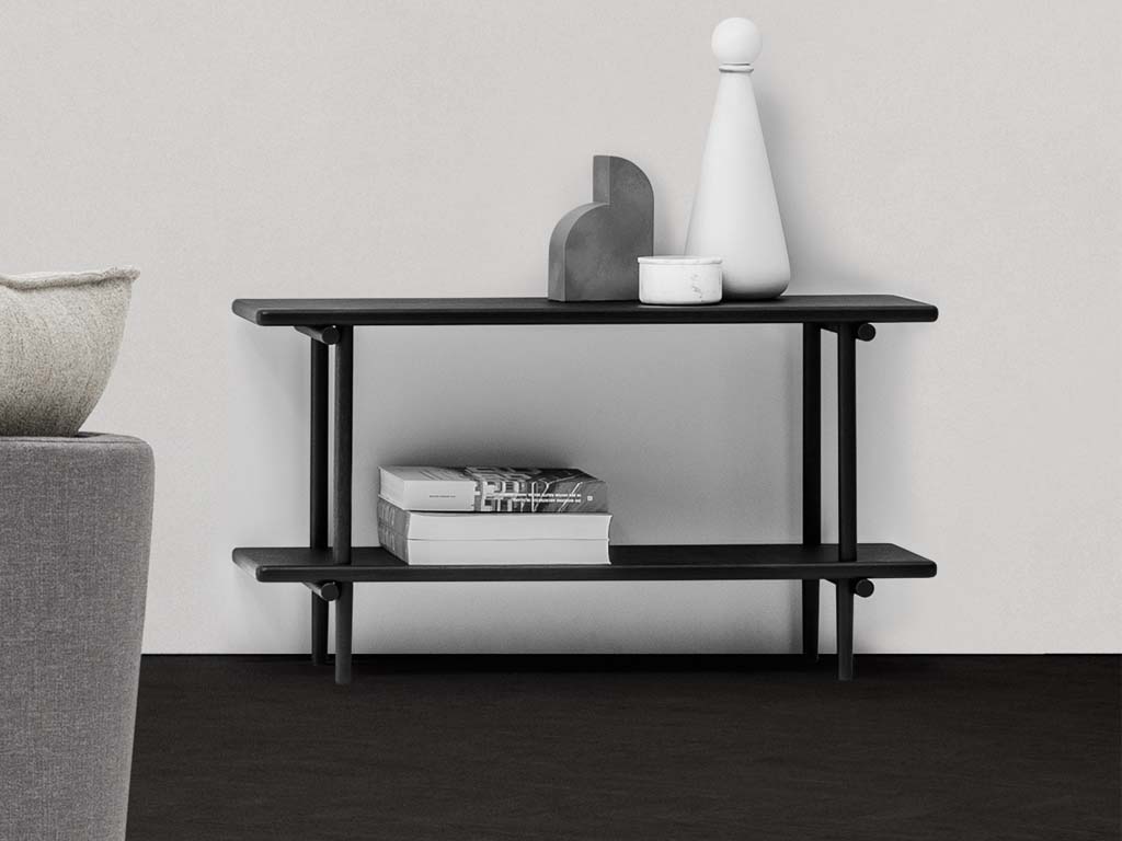 schwarzes Regal mit exklusiver Deko