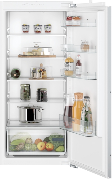Siemens powerLine - Einbau-Kühlschrank iQ100 (122.5x56 cm) | KI41R2FE1 Ein geöffneter Kühlschrank zeigt verschiedene Lebensmittel wie Joghurt, Käse, Gemüse und Getränke in den Fächern.