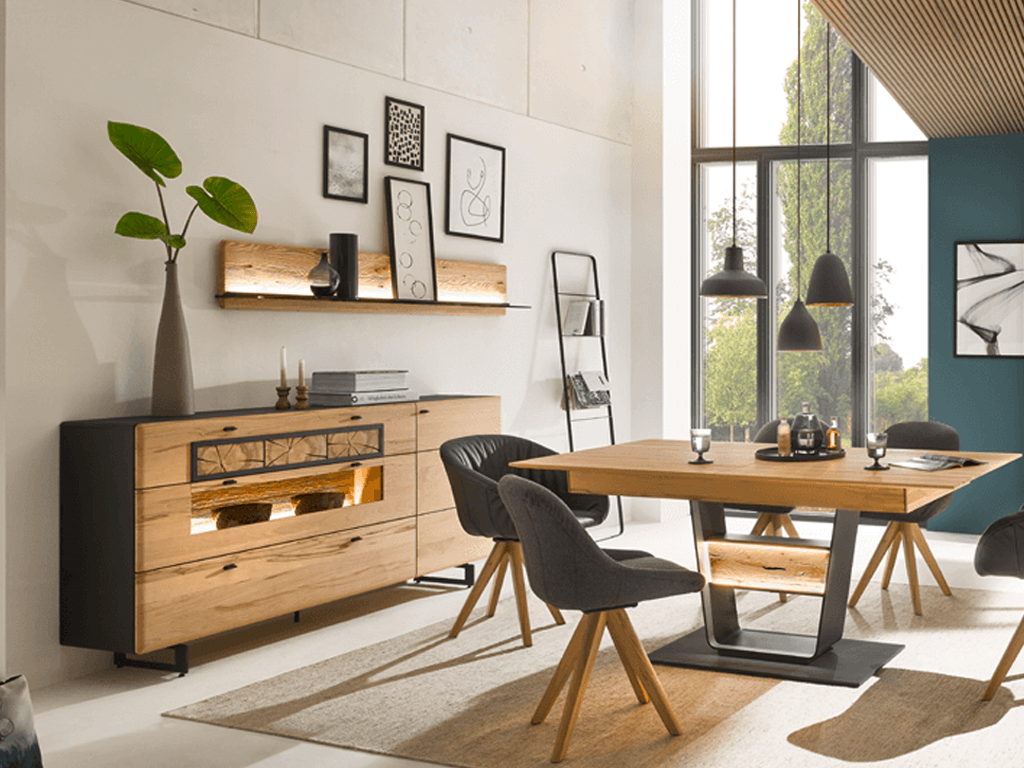 hartmann Knud - Sideboard | 4182 | B: 182 cm Ein stilvoll eingerichtetes Esszimmer mit Holztisch, schwarzen Lampen und Sideboard aus Holz vor großen Fenstern.