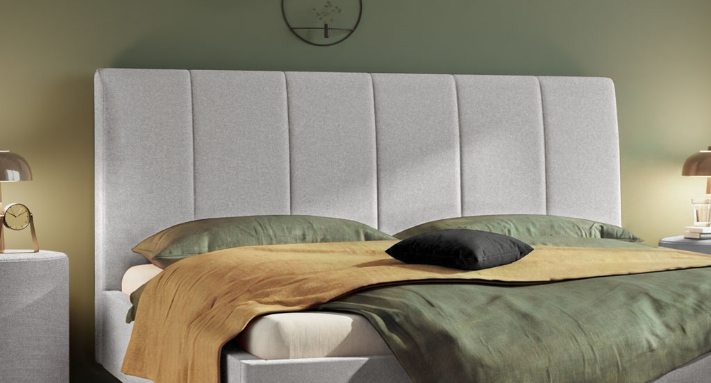 Sandfarbenes Polsterbett mit vertikal gestepptem Kopfteil und schwarzen Metallfüßen in einem modern eingerichteten Schlafzimmer mit großer Fensterfront (KI-generiert)