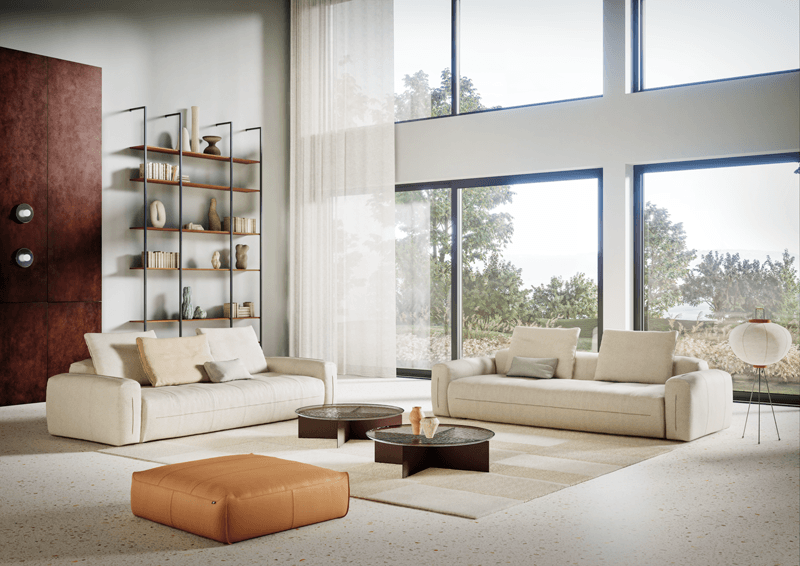 Großes Wohnzimmer mit großer Fensterfront und hohen Decken. Inneneinrichtung mit zwei hell beigen Sofabänken.