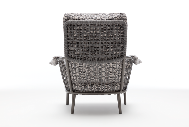 Rückansicht eines modernen Outdoor-Sessels aus Metall mit Rattan-Geflecht und gemustertem Stoffkissen