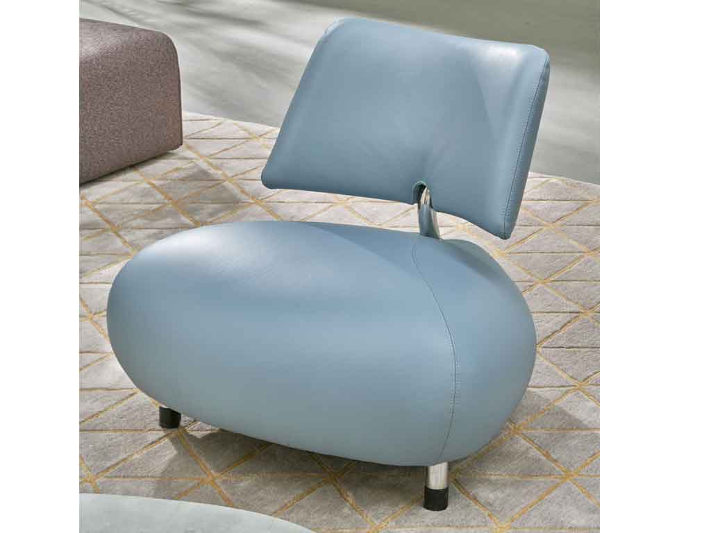 Leolux Sessel | Pallone 901 Moderner blauer Designerstuhl mit breiter Rückenlehne auf einem hellen Teppich