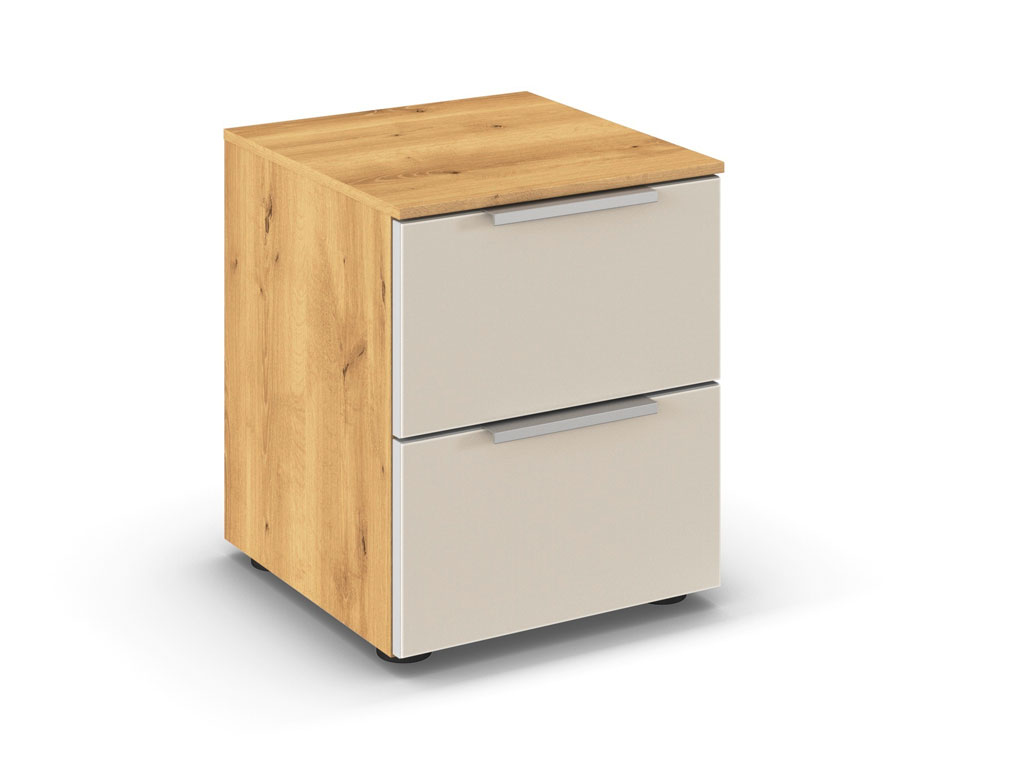 moderner nachttisch mit braunem holzkorpus zwei schubkästen in grau mit alugriffen vor weißem hintergrund