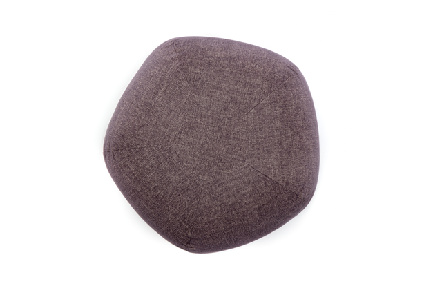 Dunkelgraues, rundes Sitzkissen aus Stoff vor weißem Hintergrund