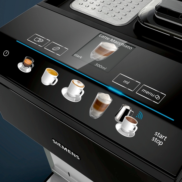Nahaufnahme einer Kaffeemaschine mit Touchscreen, zeigt die Auswahl für Latte Macchiato