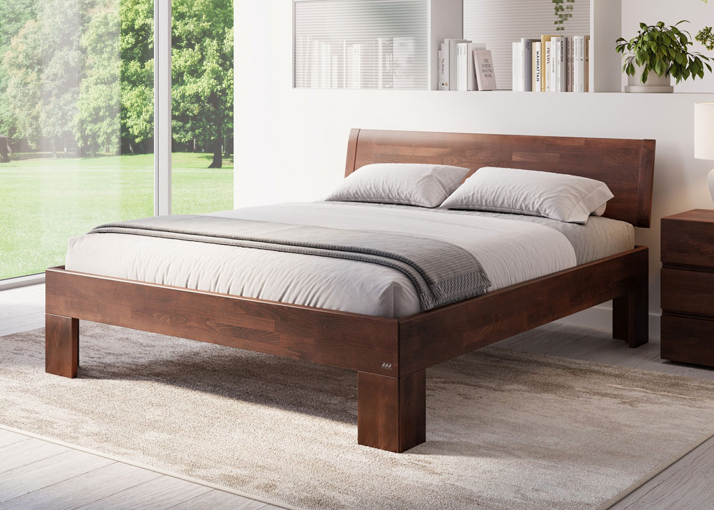 braunes Holzbett mit markanten eckigen Füßen und Kopfteil stilvoll dekoriert in einem modernen Zimmer