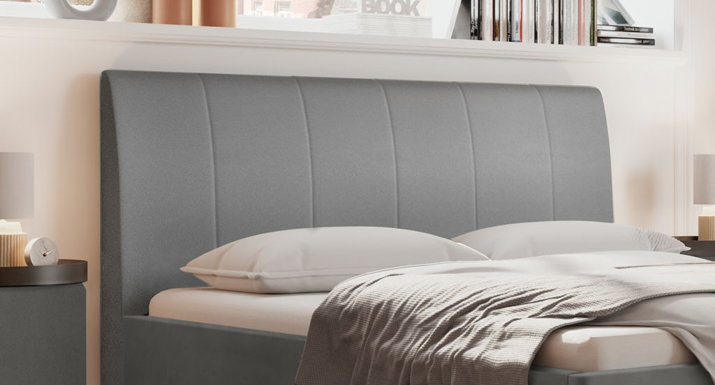 Nahaufnahme des grauen Polsterkopfteils mit vertikaler Steppung im modern eingerichteten Schlafzimmer (KI-generiert)