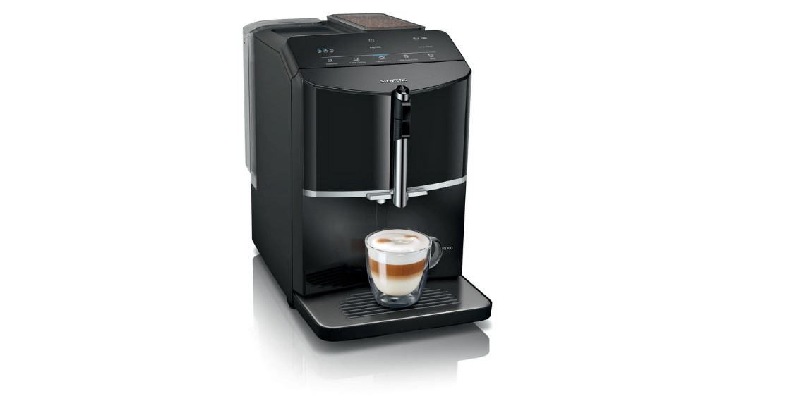 Siemens - Kaffeevollautomat EQ300 | Schwarz | TF301E19 Moderne Kaffeemaschine mit Latte Macchiato in der Tasse auf der Abstellfläche