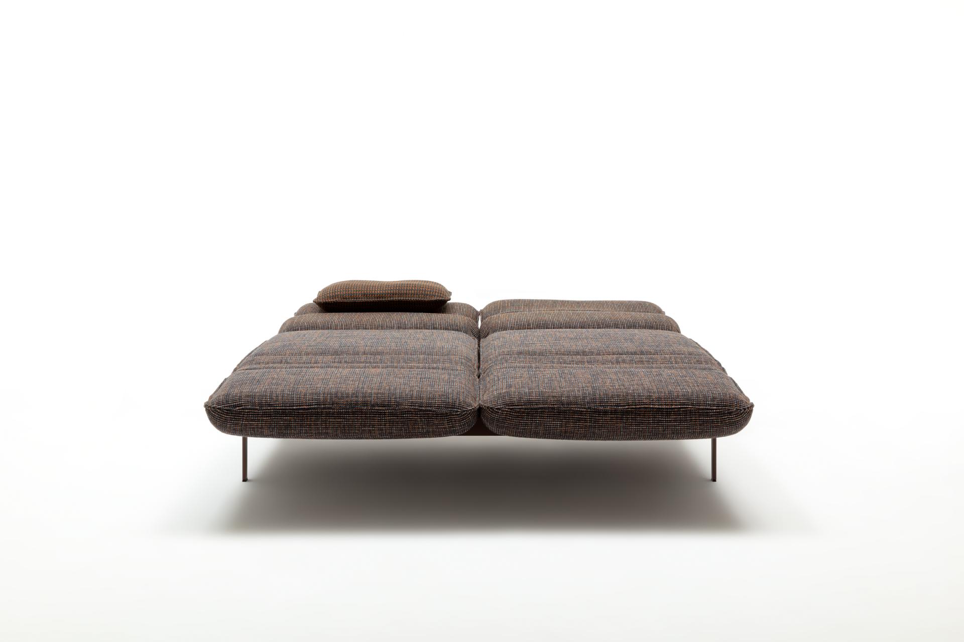 Stilvolles Liegesofa in Braun mit Metallrahmen, modernes Design