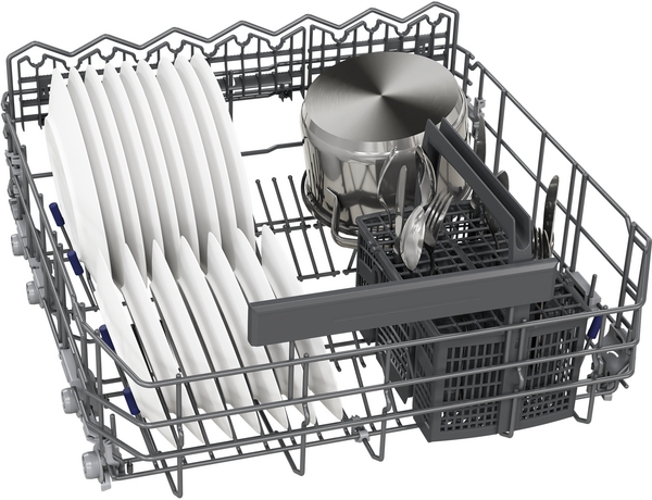 Der untere Geschirrspülerkorb, beladen mit großen Tellern, einem Topf und einem Besteckkorb.