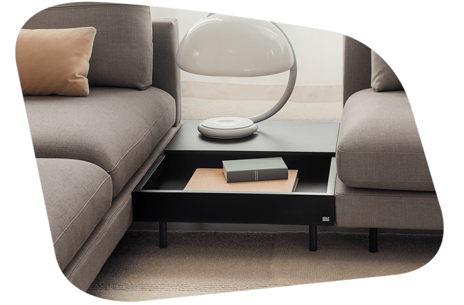 Designer Wohnzimmer mit hellen Couchelementen und runden Couchtischen