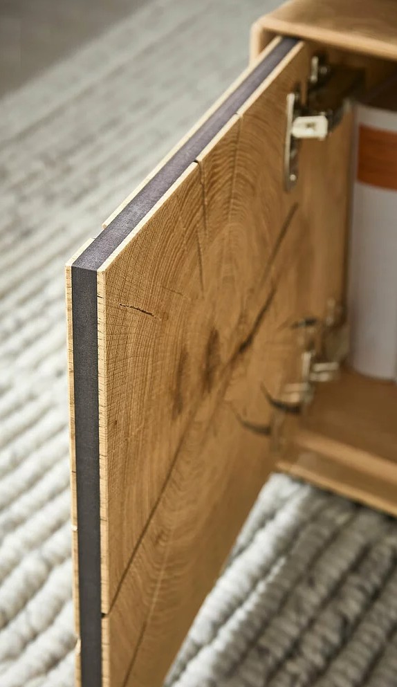 Detailaufnahme einer kleinen Holztür