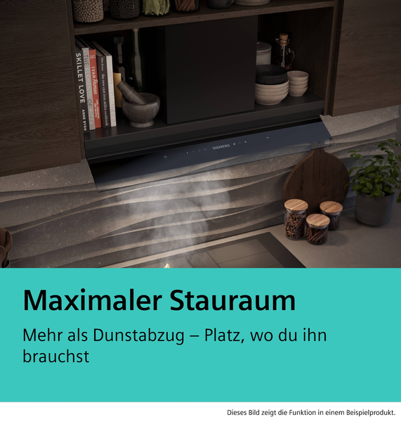 Blick in einen Küchenoberschrank, in dem die Dunstabzugshaube flach verbaut ist. Rechts und links vom Abzugsschacht bleibt viel Platz für Kochbücher, Gewürze und Schalen.