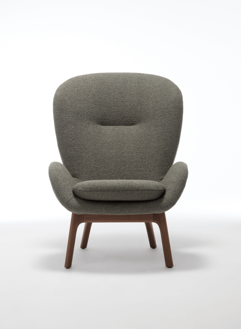 hellgrauer Sessel mit dunkelbraunem HOlzgestell