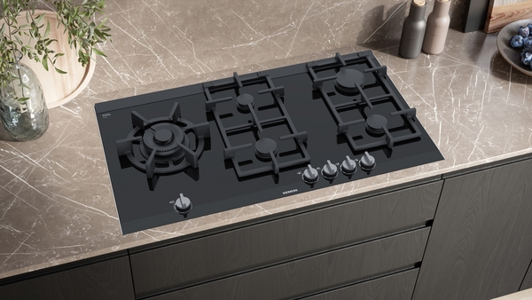 Gaskochfeld mit fünf Brennern in einer stilvollen Küche auf einer Marmorarbeitsplatte